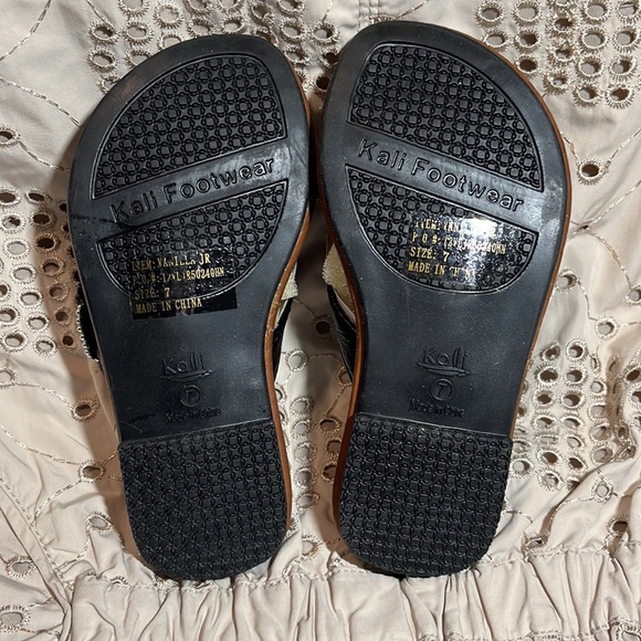 NWT/NIB Kalli children’s sandals with flowers Black size 7 - Picture 3 of 4